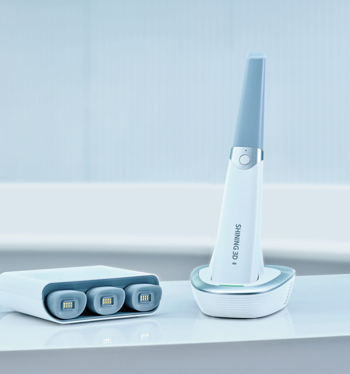 Aoralscan 3 Wireless įkrovimo stovelyje su keičiamų akumuliatorių įkrovikliu